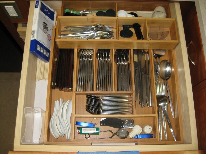 Flatware drawer with babmoo organizing trays